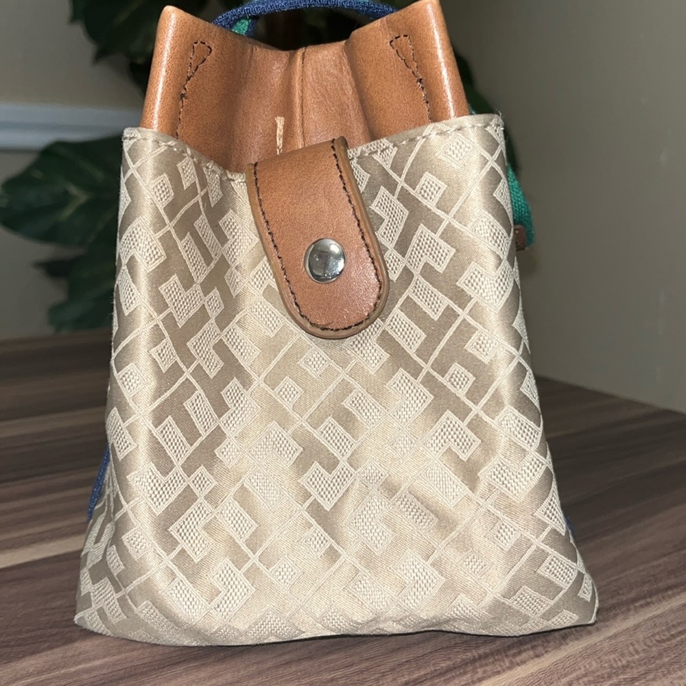 TOMMY HILFIGER MONOGRAM GREEN AND NAVY STRIPE PURSE - Picture 5 of 16